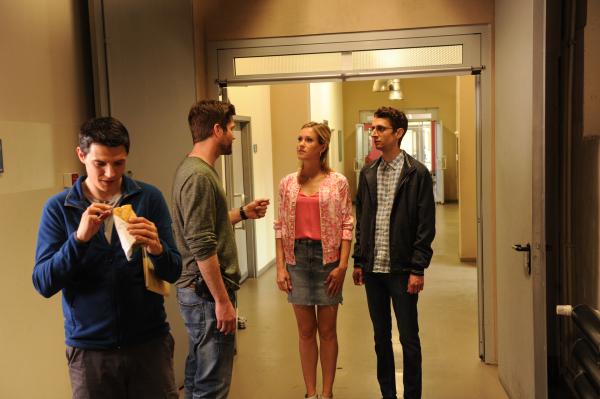 Bild 1 von 4: Sabrina Werner (Wolke Hegenbarth, 2.v.r.) und der Praktikant der Alibiagentur, Linus Gerster (Florian Mania, r.), sind ins Präsidium gekommen, um die Akten abzuholen. Da müssen Jo Stoll (Peter Ketnath, 2.v.l.) und Rico Sander (Benjamin Strecker, l.) die beiden leider enttäuschen - die Akten sind noch nicht freigegeben.