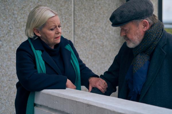 Bild 1 von 4: Oberst Henriette Wolf (Brigitte Kren) spricht mit Kurt Maurer (Wolfgang Häntsch) über die Verfehlungen seines Sohnes Erik.