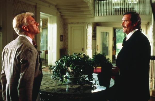 Bild 1 von 4: Alfie Alperin (Malcolm McDowell, l.); Wyatt Earp (James Garner, r.)