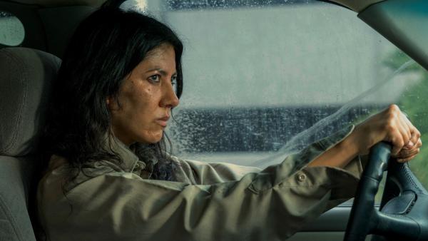 Bild 1 von 3: Quiet (Stephanie Beatriz) flieht in einem gestohlenen Polizeifahrzeug und hinterlässt dabei eine Spur aus Chaos und Zerstörung.