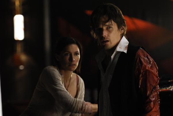 Bild 1 von 2: Audrey Bennett (Claudia Karvan, l.); Edward Dalton (Ethan Hawke, r.)
