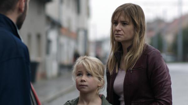 Bild 1 von 7: Michelle Grabowski (Julia Jentsch) und ihre kleine Tochter Evi (Anne-Marie Weisz).