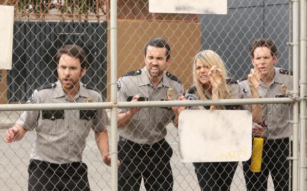 Bild 1 von 7: (v.l.n.r.) Charlie Kelly (Charlie Day); Mac (Rob McElhenney); Dee Reynolds (Kaitlin Olson); Dennis Reynolds (Glenn Howerton)