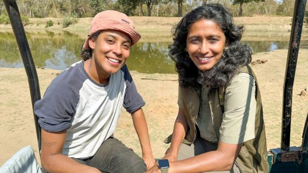 Bild 1 von 3: Tierreporterin Pia (links) mit Expertin Priya auf Tigersafari.
