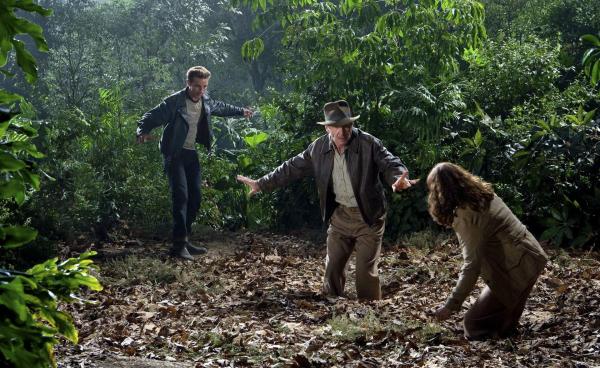 Bild 1 von 12: Auf der Suche nach dem Kristallschädel warten einige Überraschungen auf Indiana Jones (Harrison Ford, M.), Mutt (Shia LeBeouf, l.) und seine Mutter Marion Williams (Karen Allen, r.) ...