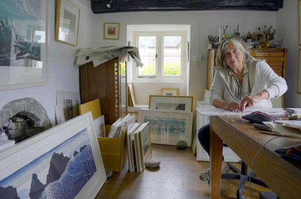 Bild 1 von 4: Merlyn Chesterman in ihrem Atelier: Die Künstlerin lässt sich von der Hartland Heritage Coast - einer Gegend, die gleichermaßen gefährlich, rau und wunderschön ist - zu ihren Holzschnitten inspirieren.