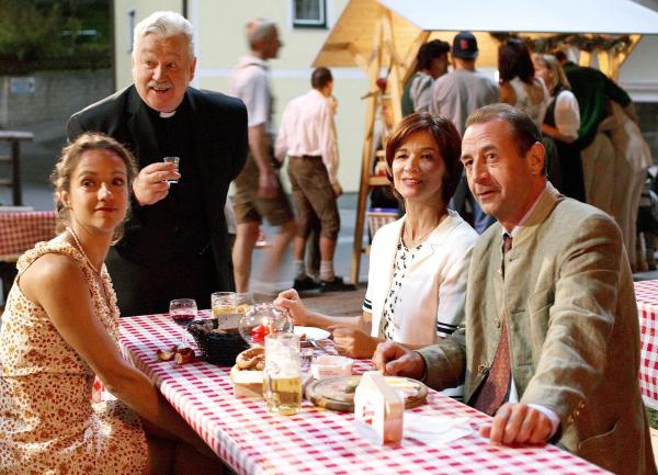 Bild 1 von 12: Im Bild (v.li.): Roszwitha Szyszkowitz (Verena), Erhard Koren (Pfarrer), Krista Posch (Ilse), Dietrich Siegl (Bürgermeister).