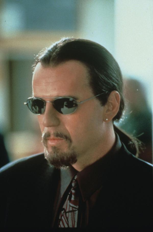 Bild 1 von 10: Niemand kennt die wahre Identität des Schakals (Bruce Willis), nur ein lebender Mensch hat je sein Gesicht gesehen; und der geniale Profikiller sorgt durch brillante Verkleidungen auch dafür, dass es so bleibt ...