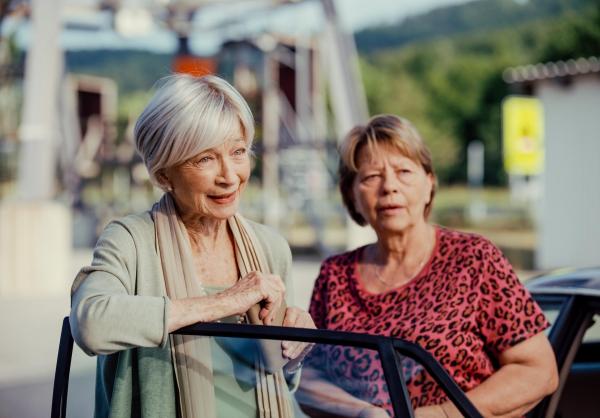 Bild 1 von 33: Im Bild (v.li.): Christine Ostermayer (Helene), Margarethe Tiesel (Toni).
