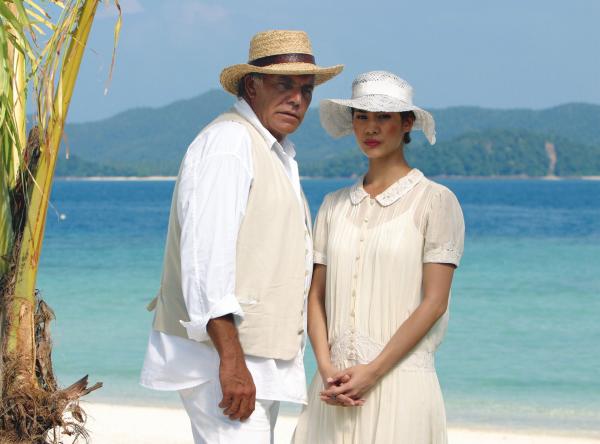 Bild 1 von 12: Hotelmanager Markus Winter (Christian Kohlund) vermittelt den Kontakt zwischen Suay (Cherry Phungpraserat) und ihrem zerstrittenen Vater.