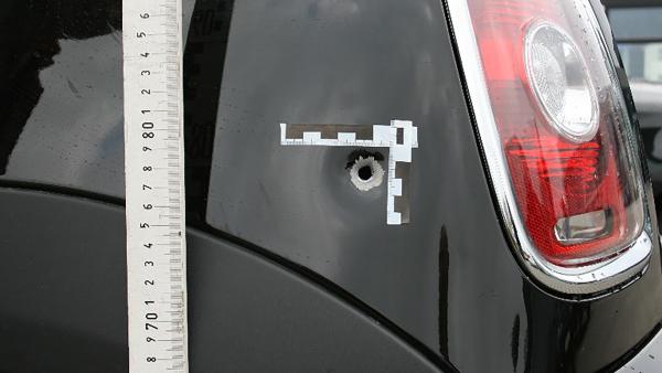 Bild 1 von 3: Über 700-mal wird zwischen 2007 und 2013 auf deutsche Autobahnen geschossen. Bevorzugtes Ziel des Autobahnschützen sind Autotransporter.