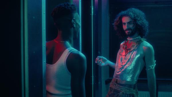 Bild 1 von 14: Djamal (Abed Haddad, r.) überzeugt Emm (Ricco-Jarret Boateng, l.), trotz des Eklats auf den Ball zurückzukehren.