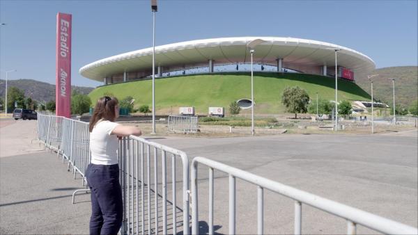 Bild 1 von 12: Im Bild: Mexiko: Reporterin Isabella Purkart vor dem Estadio Akron in Guadalajara.