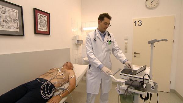 Bild 1 von 11: Im Bild: Wie Cholesterin mit Herzkrankheiten und anderen Erkrankungen zusammenhängt und welche Bedeutung eine ausgewogene Ernährung und regelmäßige Kontrolluntersuchungen haben.