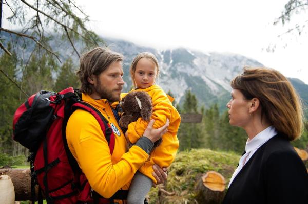 Bild 1 von 1: Im Bild: Markus Kofler (Sebastian Ströbel, l.) hofft bei der Suche nach Simon Junker auf die Hilfe von dessen Frau Karin (Gisa Zach, r.) und der kleiner Tochter Martha (Tamara/Laura Graser, M.).