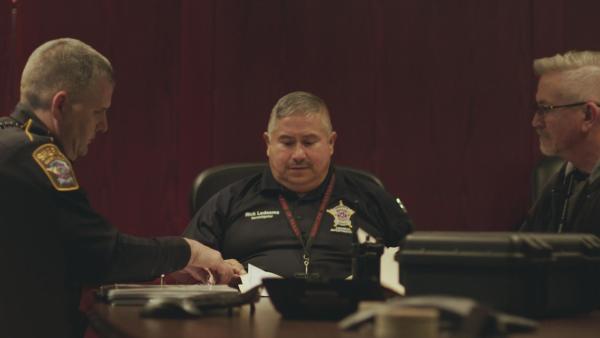 Bild 1 von 2: (v.l.n.r.) Lieutenant John Pollock, Lead Investigator Rick Ledesma, Criminal Investigator Terry Young