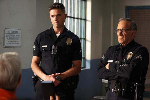 Bild 1 von 3: Bradford (Eric Winter, l.) hat die schwere Aufgabe, Officer Jerry McGrady (Peter Onorati, r.) zu überzeugen, in Rente zu gehen.