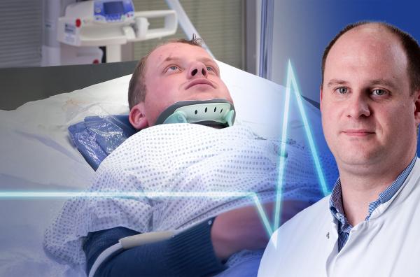 Bild 1 von 1: Chefarzt Dr. Andreas Gather(r.) vor Lukas, der mehrere Brüche an der Halswirbelsäule hat. (Bildcollage)