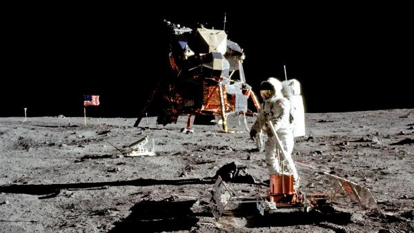 Bild 1 von 3: Die erste bemannte Mondlandung vom 20. Juli 1969 ist Gegenstand vieler Verschwörungstheorien. Als Indiz für eine Inszenierung werden oft die fehlenden Sterne am Himmel angeführt.