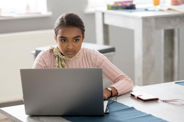 Bild 1 von 4: Reena (Sophia Leonie Mauritz) weiß nicht, was sie von dem neuen Unterrichtsmodul halten soll und findet ein dunkles Geheimnis.