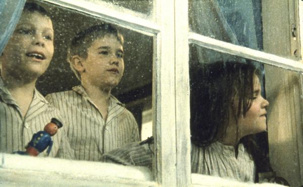 Bild 1 von 4: Endlich, es hat geschneit! Obwohl Lasse (Crispin Dickson Wendenius, M.), Bosse (Henrik Larsson, l.) und Lisa (Linda Bergström, r.) versicherte, dass Weihnachten kein Schnee liegt.