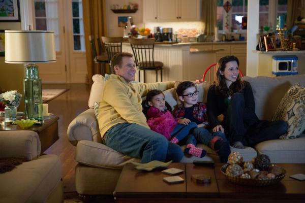 Bild 1 von 13: Das Familienleben von Brad (Will Ferrell, l.), seinen Stiefkindern Megan (Scarlett Estevez, 2.v.l.) und Dylan (Owen Vaccaro, 2.v.r.) und seiner neuen Frau Sara (Linda Cardellini, r.) könnte eigentlich ganz harmonisch verlaufen - bis der biologische Vater der Kinder plötzlich auf der Matte steht ...