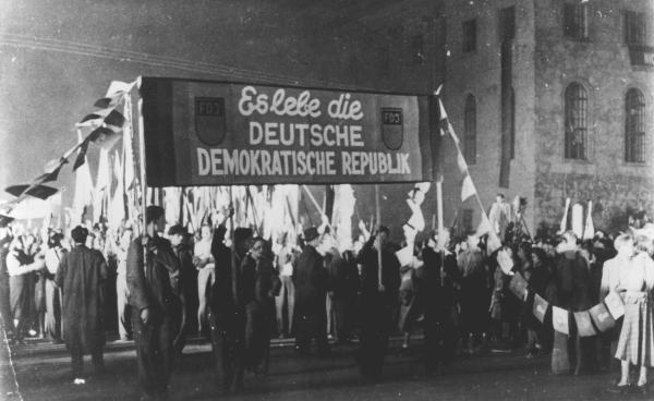 Bild 1 von 4: Massenkundgebung zur Gründung der DDR in Ostberlin am 11. Oktober 1949.
