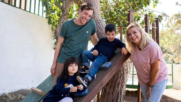 Bild 1 von 6: Tobi checkt mit Inselbewohnerin Ireni und ihren Kindern Dimitris und Nafsika, wie das Leben auf einer Insel ist.
