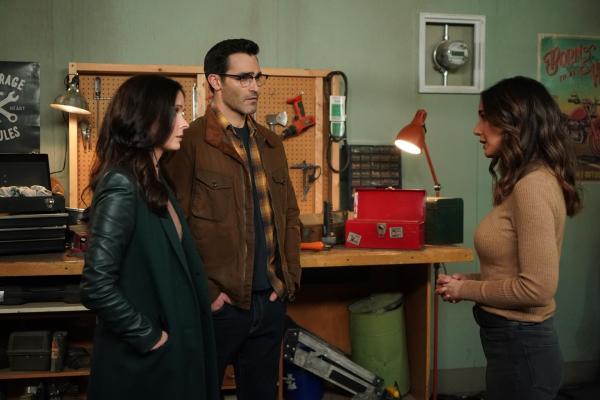 Bild 1 von 5: (v.l.n.r.) Lois Lane (Bitsie Tulloch); Clark Kent (Tyler Hoechlin); Lana Lang Cushing (Emmanuelle Chriqui)