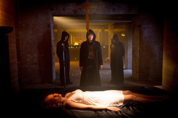 Bild 1 von 11: Olaf (Robert Alexander Baer, M.) ist bereit, das Ritual mit Anna (Annika Schrumpf, liegend) zu vollziehen.