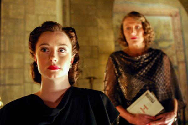 Bild 1 von 7: Im Bild (v.li.): Fiona Glascott (Rosamund), Geraldine James (Helen Abernethie).