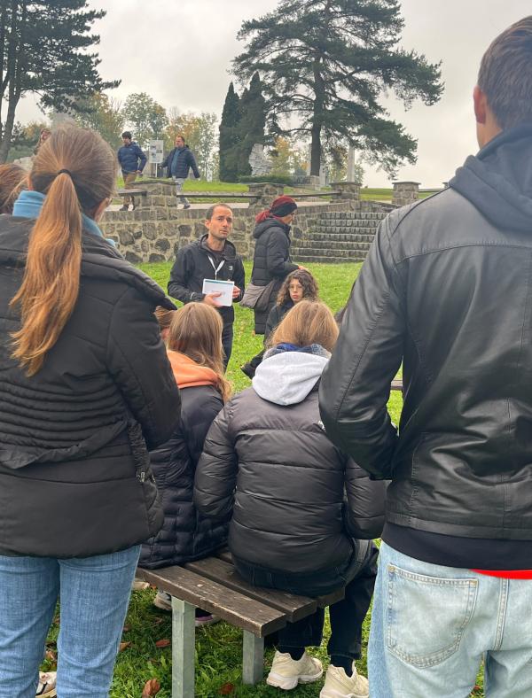 Bild 1 von 5: Wie werden wir uns erinnern, wenn es keine Zeitzeugen mehr gibt? Wie kann ein lebendiges Erinnern stattfinden, wie kann die Geschichte wachgehalten werden ohne jene Stimmen, die sie selbst erlebt haben? Dieser Frage gehen Karoline Thaler und Mariella Kogler nach. Sie tauchen dafür ein in die Lebensgeschichte von Harry Merl, Holocaust-Überlebender, Psychiater und Psychotherapeut. Im Bild: Pascal Merl bei einem Vortrag für Jugendliche.