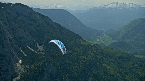 Bild 1 von 16: Im Bild: Paragleiten am Loser.