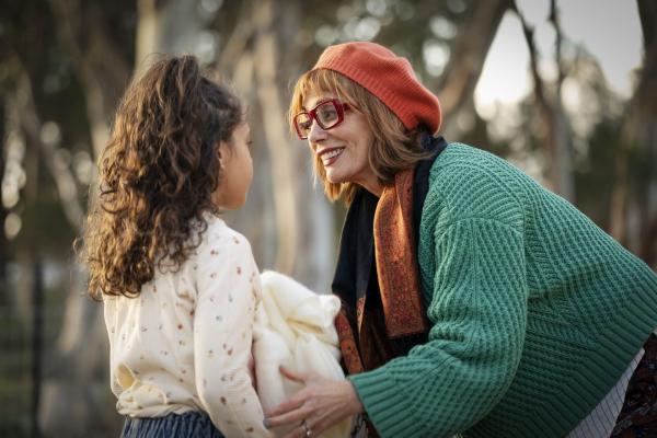 Bild 1 von 5: Abby (Harper Nichols, l.); Carol (Kerry Armstrong, r.)