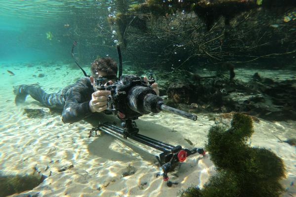 Bild 1 von 11: Um Wasserpflanzen zu filmen, nutzt Kameramann Joao Paulo Krajewski ein speziell angepasstes Objektiv mit entsprechendem Slider.