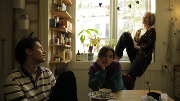 Bild 1 von 1: Lotte (Hanna Heider Hov, r.) wird klar, dass sie allein Klara (Darin Hagi, M.) nicht dazu bringen kann, über den Vorfall zu sprechen. Sie braucht Hilfe von Klaras besten Freund Mo (Kayd Wacays, l.), um endlich zu ihr durchzudringen.