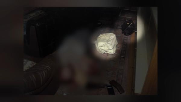 Bild 1 von 6: Diese gepackte, weiße Tasche lag neben dem Opfer in dessen Wohnung. Sie war prall gefüllt mit wertvollen Münzen und Bargeld. Die Polizei geht bei der Tat deshalb von einem missglückten Raubüberfall aus.