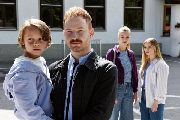 Bild 1 von 11: Kann Amelie (Hanna Binke) ihrem Ex Ingo (Levin Henning, 2.v.l.) den gemeinsamen Sohn Maxi (Lennox Louis Seigerschmid, l.) anvertrauen? Amelie (Hanna Binke, 2.v.r.) und Lilly (Julia Willecke, r.) sind skeptisch.