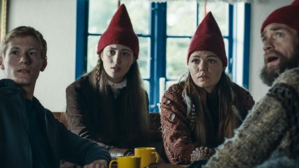Bild 1 von 1: Lasse (Albert Rosin Harson, links) und die drei Wichtel Tinka (Josephine Chavarria Højbjerg, 2. von links), Falke (Viilbjørk Malling Agger) und Grot (Esben Dalgaard Andersen)