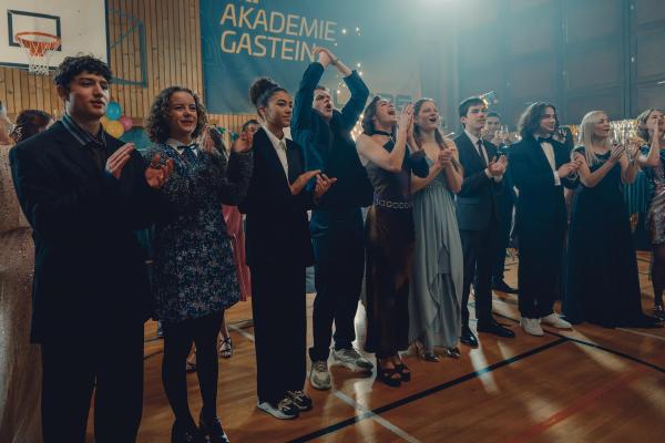 Bild 1 von 1: Im Bild: Imre Lichtenberger (Nikki Auer), Anna Thunhart (Steffi Strobl), Luna Mwezi (Nawal Ammann), David-Joel Oberholzer (Bobby Harrer), Marie Theres Müller (Solenn Eden), Emilia Warenski (Dani Strobl), Mikka Forcher (Luca Rossi), Moritz Uhl (Georg Stoiber).