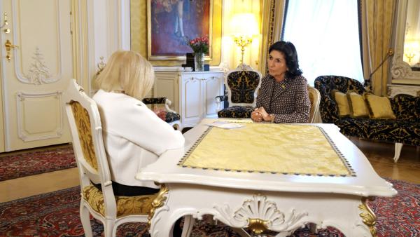 Bild 1 von 4: Danielle Spera trifft die US-Fernseh-Legende Erika Freeman, eine vor den Nazis geflohene Wienerin.