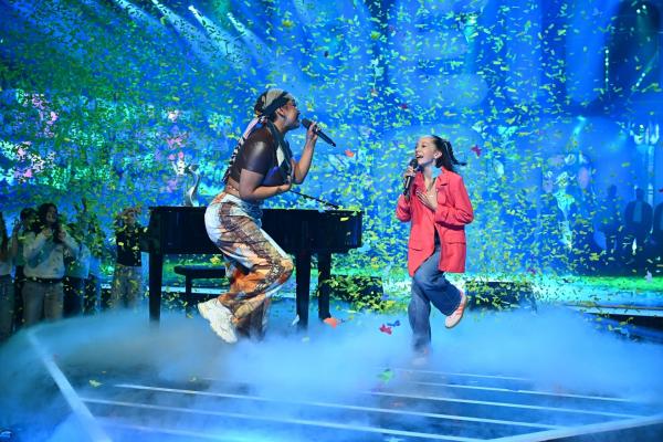 Bild 1 von 2: Mina tritt mit einem selbst komponierten Lied in der KiKA Show \