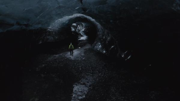 Bild 1 von 6: Islands Gletscherhöhlen verändern sich ständig durch Schmelzwasser und die Bewegung der Eismasse. Bergführer Einar Rúnar Sigurdsson durchwandert die bekannte \