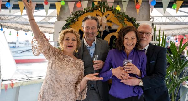 Bild 1 von 6: Die pensionierte Lehrerin Ulla (Michaela May) feiert die goldene Hochzeit mit ihrem Mann Paul (Helmut Zierl). Natürlich darf ihre Freundin Rita (Angela Roy), die ebenfalls seit fünfzig Jahren mit Robert (Ernst Stötzner) verheiratet ist, auf dem Partyschiff \