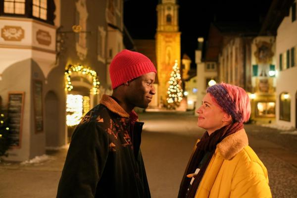 Bild 1 von 18: Im Bild: Paketbote Adika (Yann Mbiene) findet die freche Pflegerin Tessa (Zoë Valks) schon länger interessant, aber traut er sich auch, sie auf ein Date einzuladen?