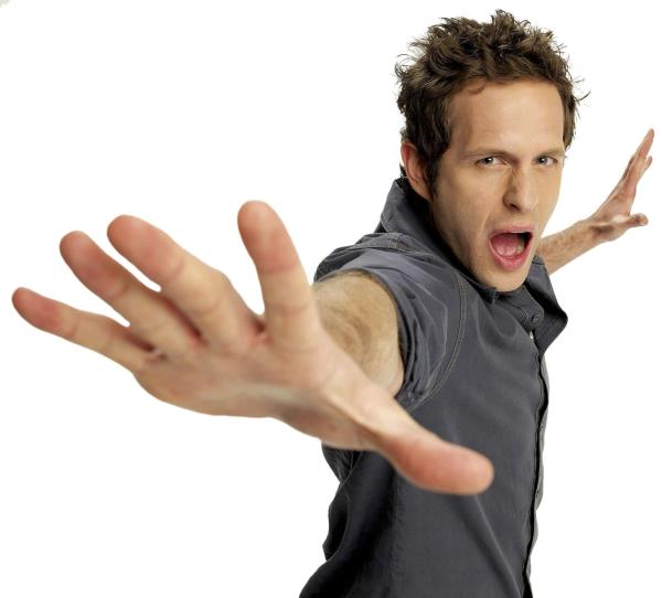 Bild 1 von 23: (4. Staffel) - Dennis (Glenn Howerton) ist der Zwillingsbruder von Dee und Mitbesitzer des Paddy's. Er legt besonderen Wert auf seine Kleidung und ist nach seiner eigenen Einschätzung unwiderstehlich ...