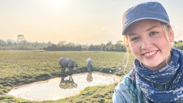 Bild 1 von 6: Nina besucht in Indien den Kaziranga Nationalpark, wo einige der letzten Panzernashörner der Welt leben.