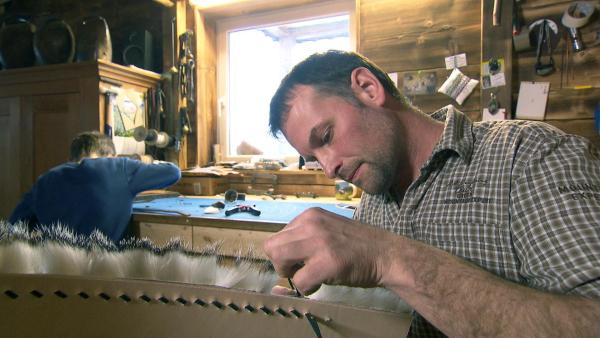 Bild 1 von 12: Im Bild: Schellenriemenmacher Johannes Fink.