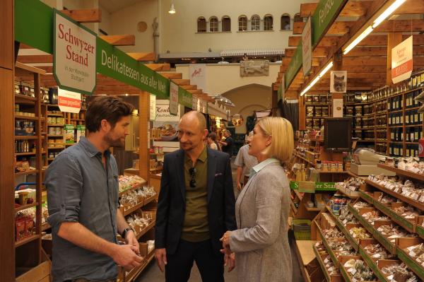 Bild 1 von 5: Martina Seiffert (Astrid M. Fünderich, r.) und Jo Stoll (Peter Ketnath, l.) finden den Kaviarhändler Erik Setzkorn (Michael Schenk, M.) im Getümmel der Markthalle. Setzkorn möchte den Stand des Opfers übernehmen.