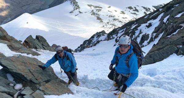 Bild 1 von 7: In den letzten Jahren hat die Krebsbehandlung große Fortschritte gemacht, dank neuer Therapien überleben immer mehr Menschen immer länger ihre Diagnose. In vielen Fällen aber wirken die Behandlungen noch nicht ausreichend oder haben zu gravierende Nebenwirkungen.  Ausgehend von berührenden Patientengeschichten, die oft sogar mit völlig unerwarteten Heilerfolgen enden, taucht der Film in die Welt der Betroffenen genauso ein wie in jene der Klinik und der Grundlagenforschung. Im Bild: Georg Haim (links) am Großglockner, 8 Jahre nach seiner Krebsdiagnose mit wenigen Monaten Überlebensprognose.